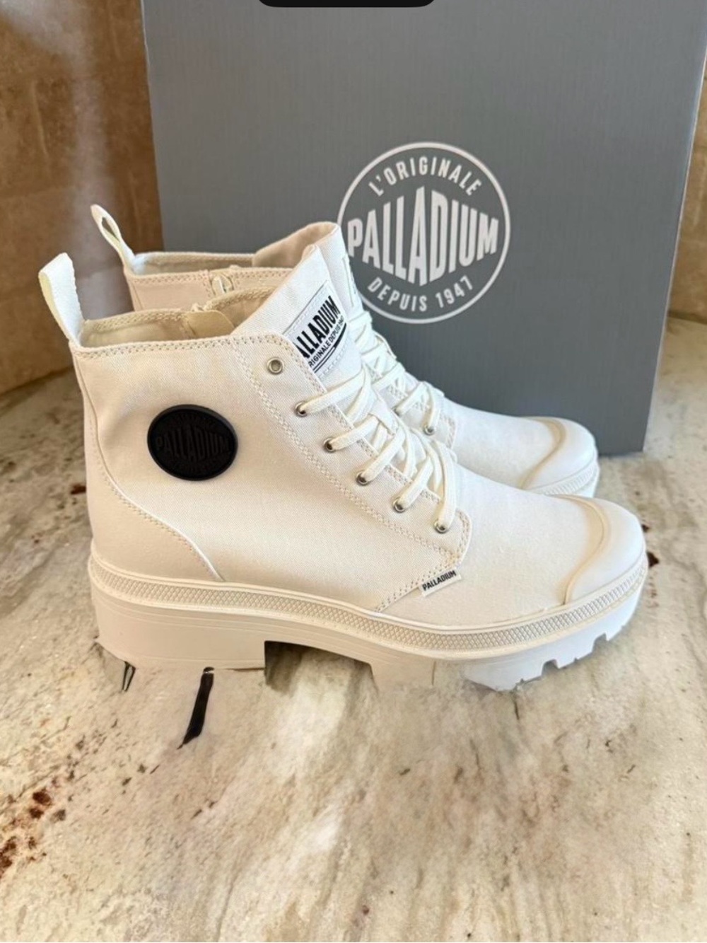 NWT Palladium Women's Cream Lace-Up Boots. Size 10